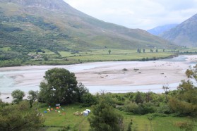 Tag 29-33: Unser Basiscamp am Ufer der Königin europäischer Flüsse in Tepelena (Albanien). Hier campieren wir während unsere Tage an der Vjosa und ihren Zuflüssen